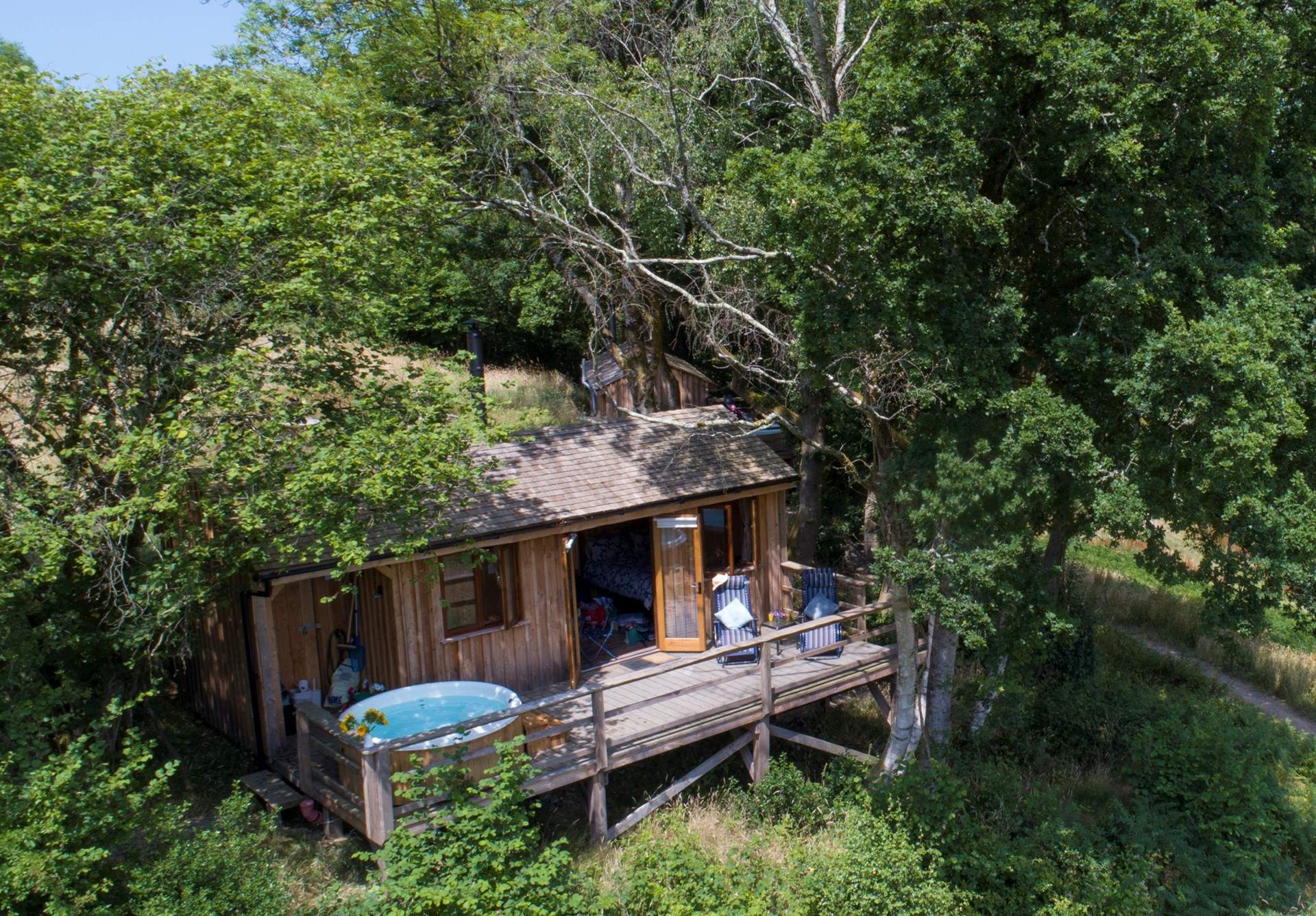 Welcome to Iris, nestled in the north Devon countryside. (Please note the hot tub has been upgraded and a retractable cover has been added).
