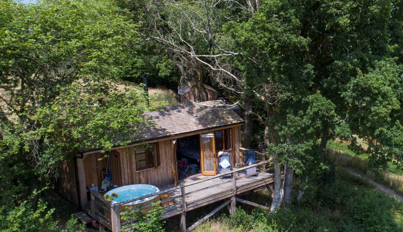 Welcome to Iris, nestled in the north Devon countryside. (Please note the hot tub has been upgraded and a retractable cover has been added).