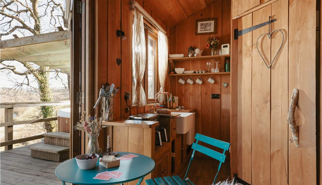 Where woody warm hues flow through. 