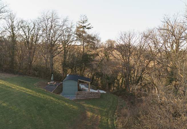 This charming shepherd's hut is nothing short of a dream, surrounded by the stillness of the countryside.