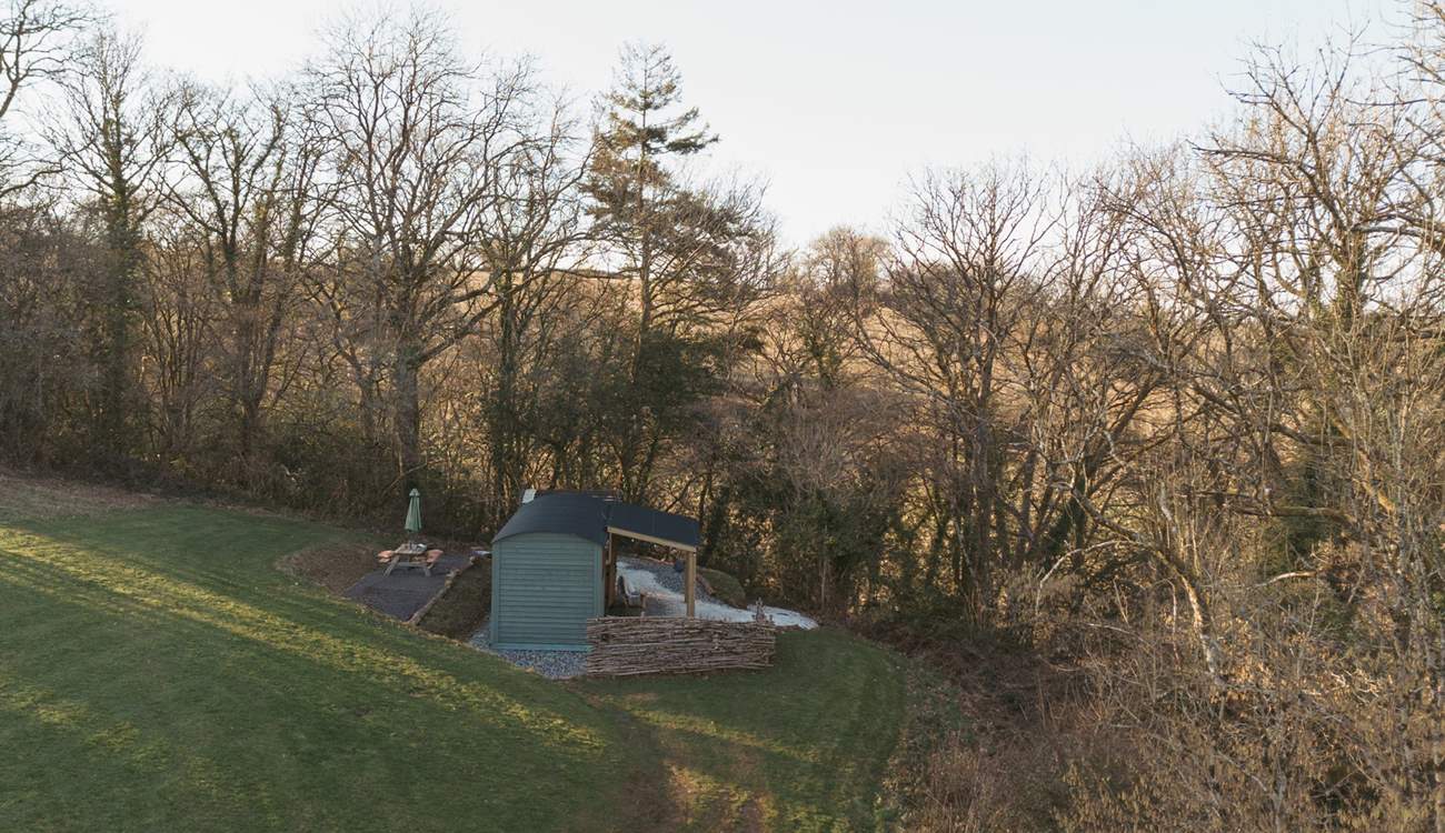 This charming shepherd's hut is nothing short of a dream, surrounded by the stillness of the countryside.