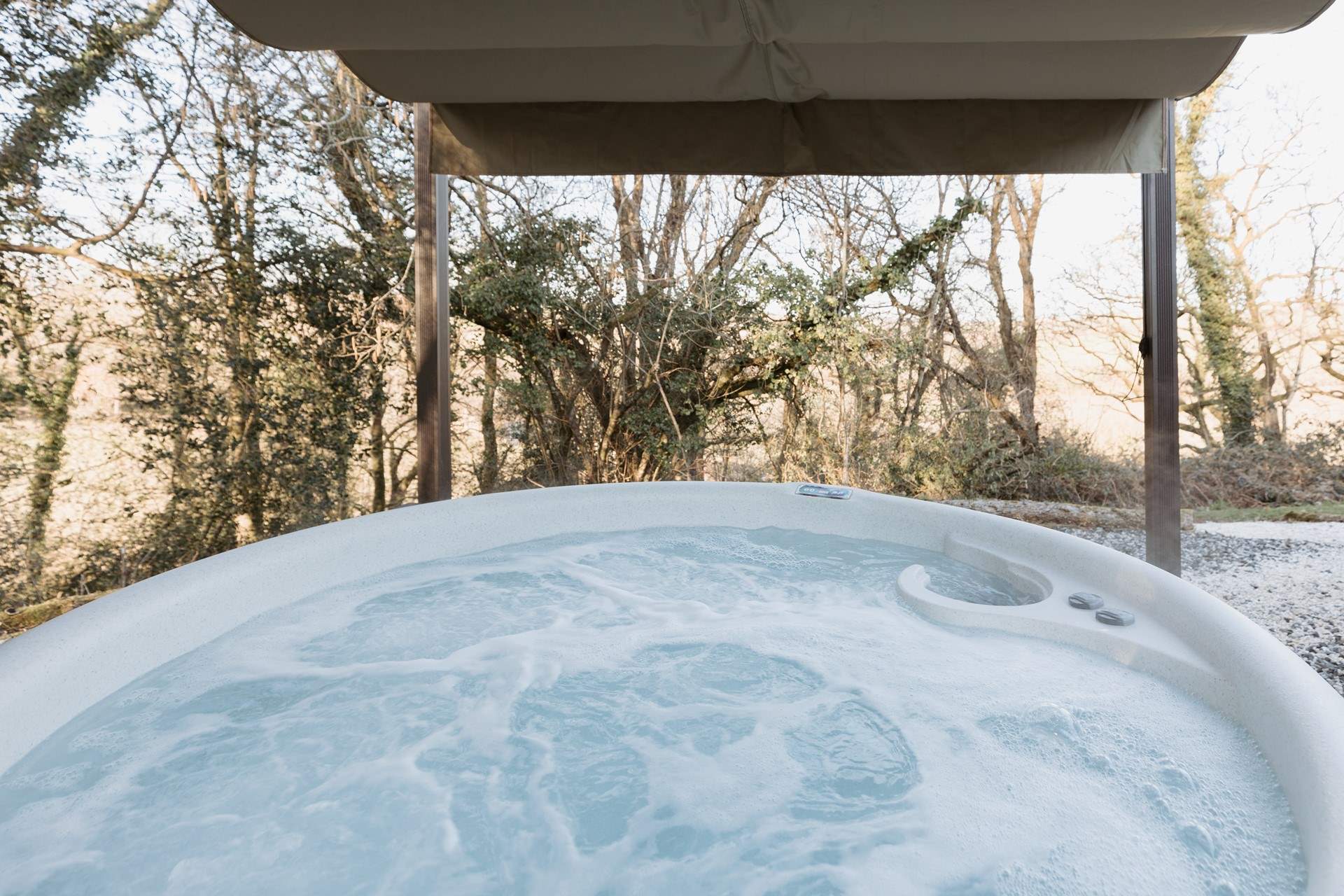 Sink into the steaming hot tub for a soul-soothing soak as the stars appear.