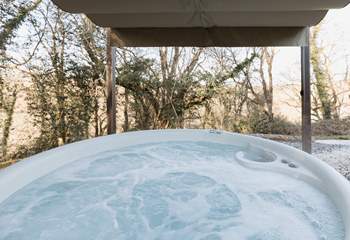 Sink into the steaming hot tub for a soul-soothing soak as the stars appear.