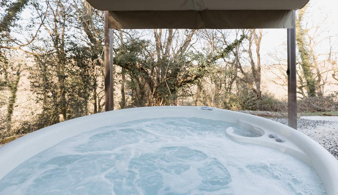 Sink into the steaming hot tub for a soul-soothing soak as the stars appear.