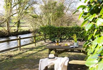 Enjoy al fresco dining and evening sundowners, right by the river.