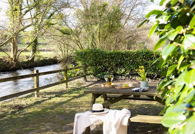 Enjoy al fresco dining and evening sundowners, right by the river.