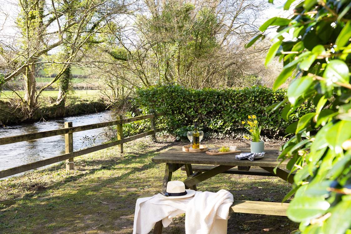 Enjoy al fresco dining and evening sundowners, right by the river.