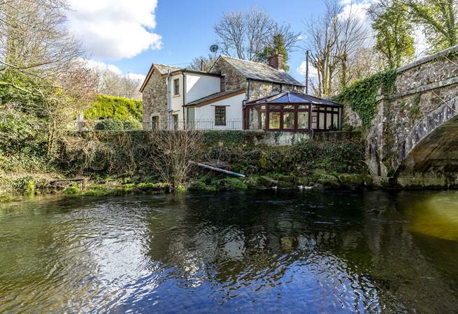 The setting is sublime, right on the banks of the River Camel.