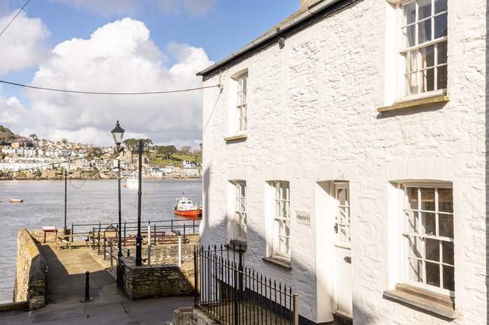 Bertie's is a 2 bedroom, dog friendly cottage with sea views in Polruan, Cornwall.