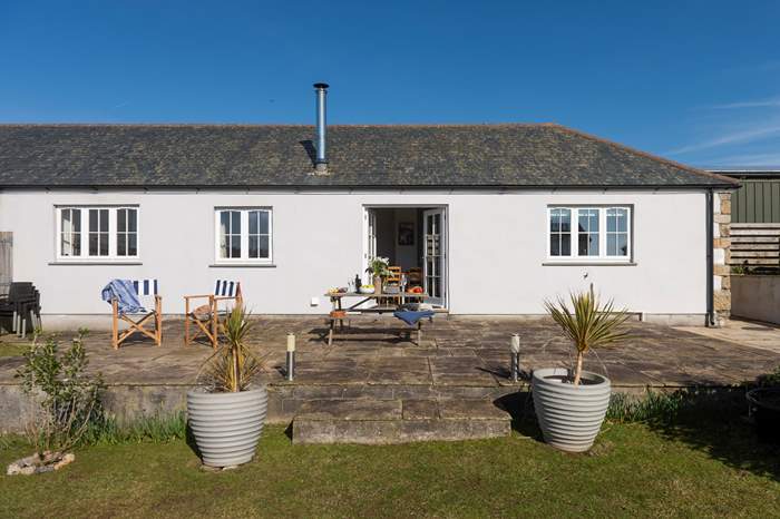The Barn is a 3 bedroom, dog friendly cottage near Praa Sands, South Cornwall.