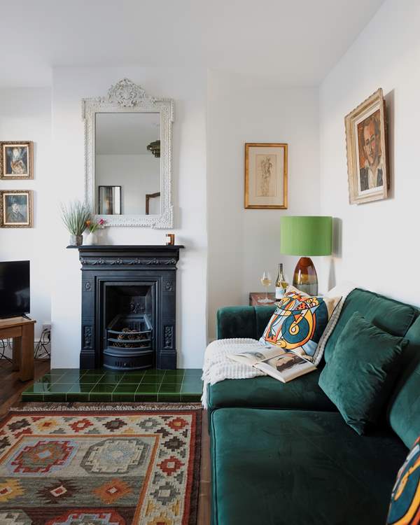 This room was made for restful evenings.