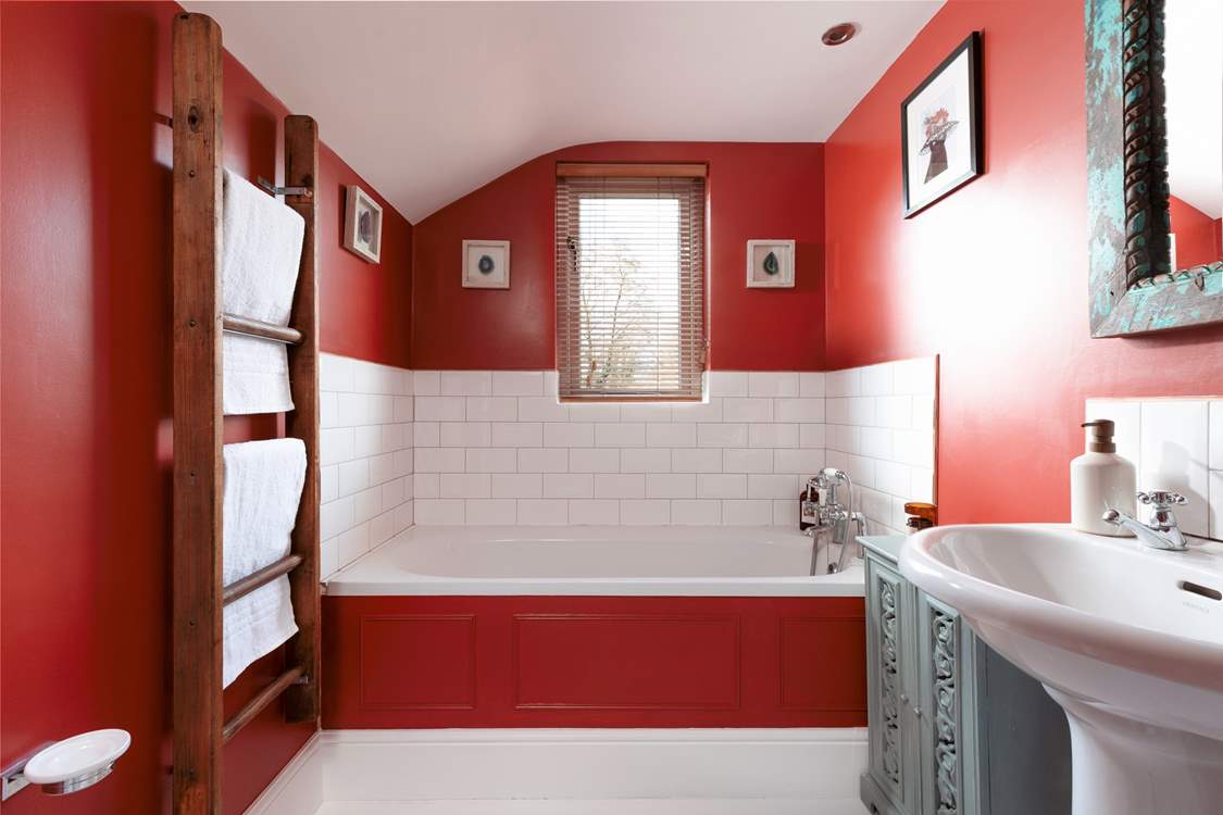 Relax in the bath after a stroll by the river.