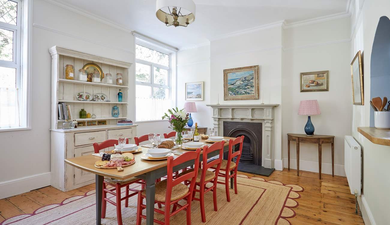 Gather in the dining-room for warm conversations and shared meals. 