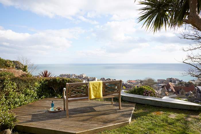 Sun Lodge is a 4 bedroom, dog friendly holiday cottage with sea views in Ventnor.