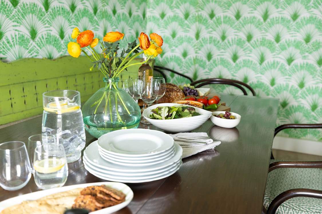Gather everyone around the table for sociable holiday meals to remember.