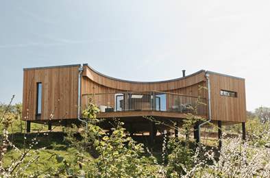 Daskor Treehouse. Sleeps 5, 3.4 miles W of Helford