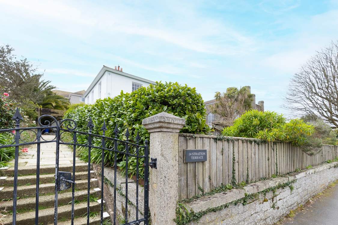 There are seven steps to access Wisteria, passing by the owners' house.