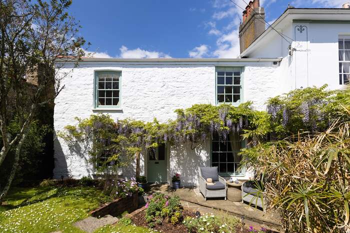 Wisteria Cottage is a 3 bedroom holiday cottage with sea views in Falmouth, South Cornwall.