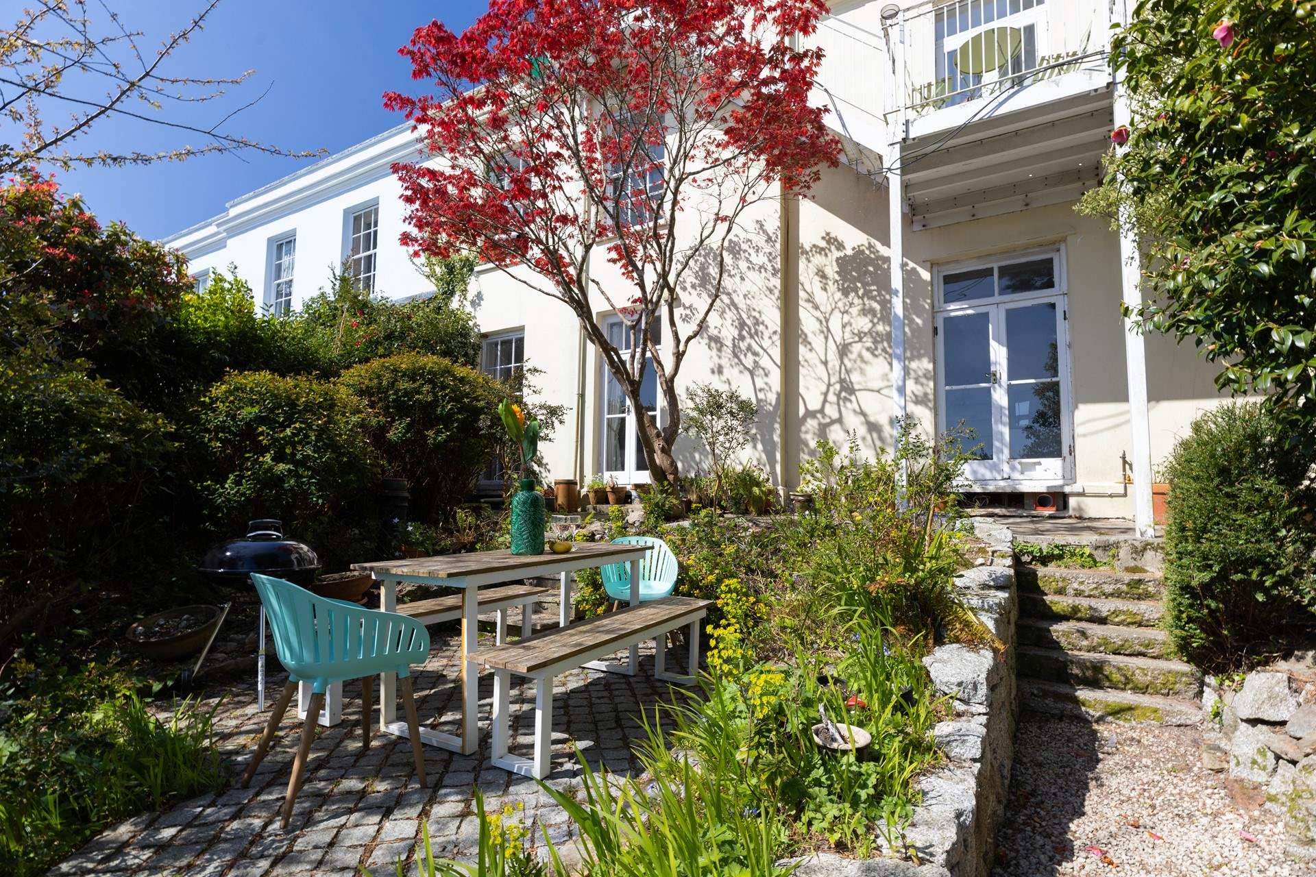 Please mind the large step from the backdoor into the garden - one foot high.
