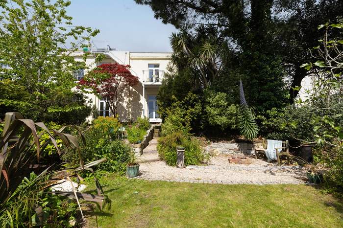 Woodlane View is a 3 bedroom apartment near the beach in Falmouth, South Cornwall.