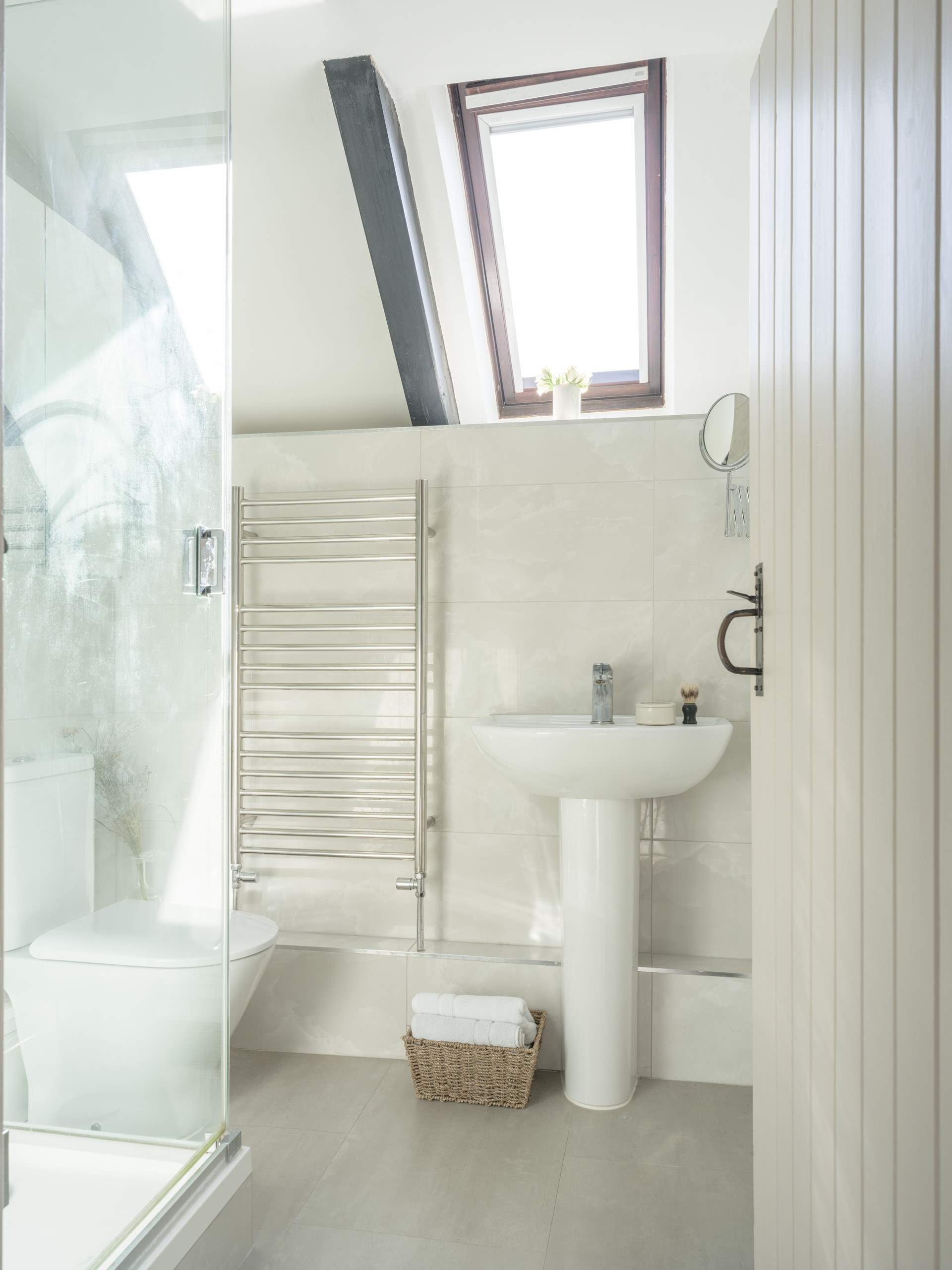 The sun flows in through the Velux window.