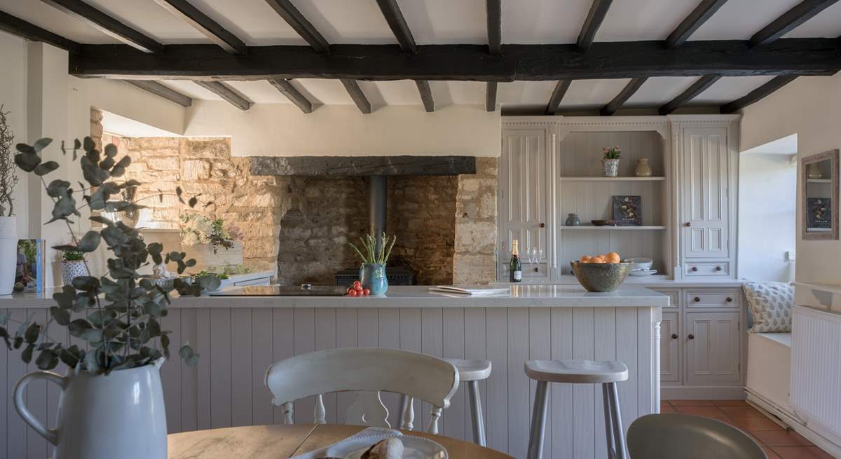 A perfectly placed dining-table for a relaxing breakfast or supper. 