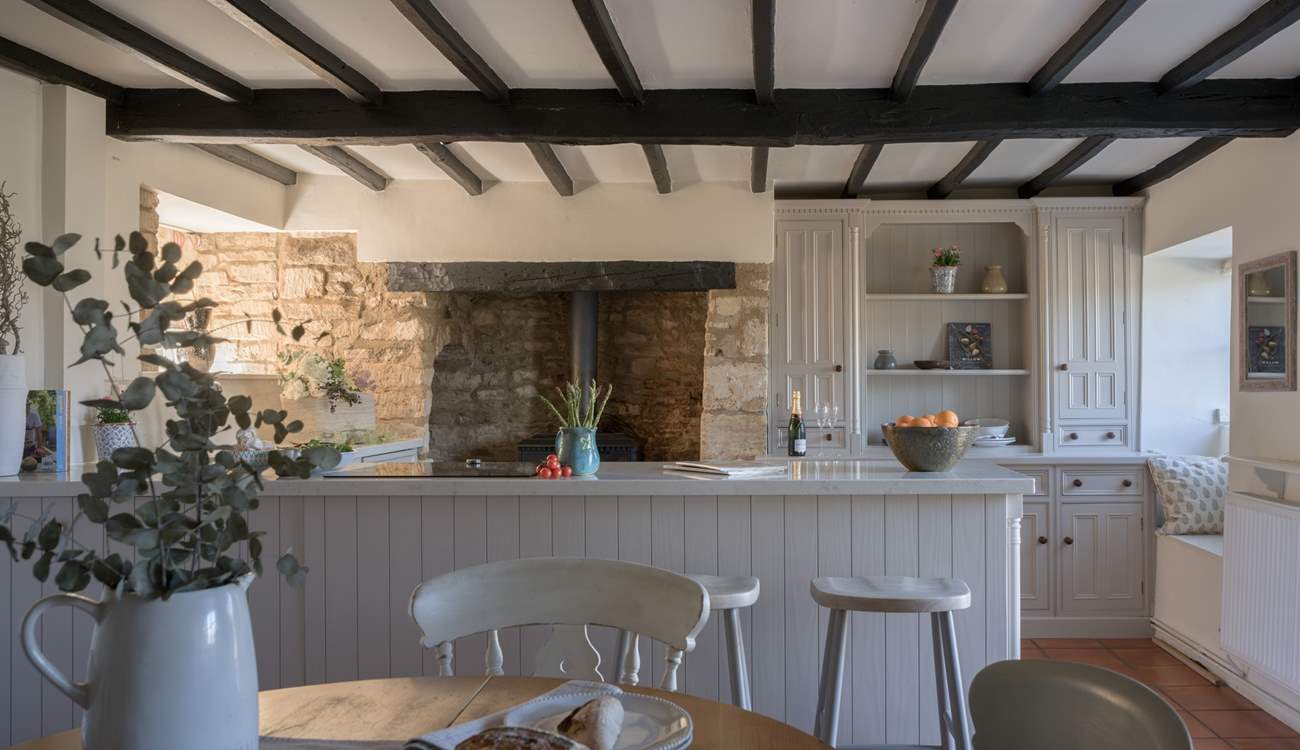 A perfectly placed dining-table for a relaxing breakfast or supper. 