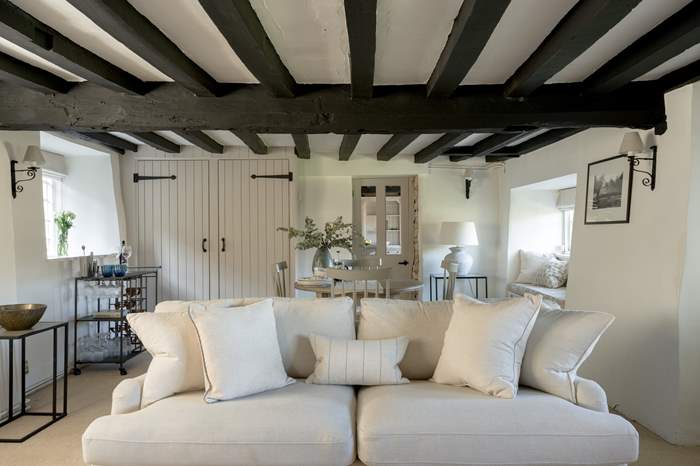 The Yew Trees is a 2 bedroom dog friendly self catering cottage near Cheltenham.