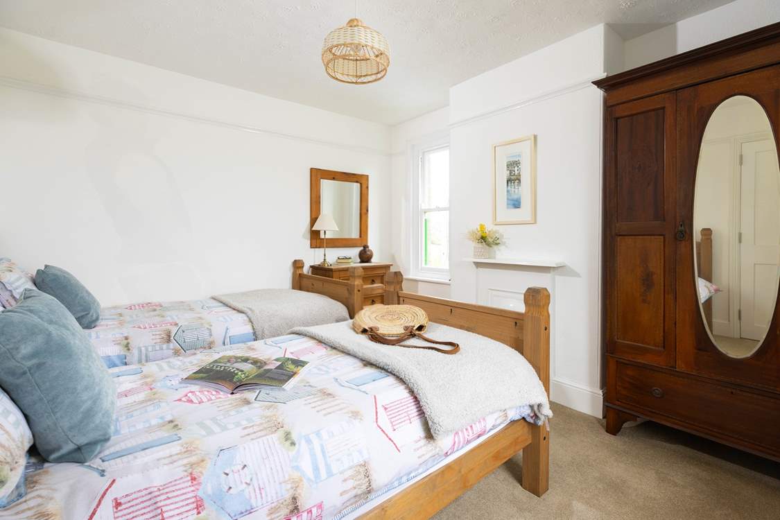 What a charming twin bedroom.