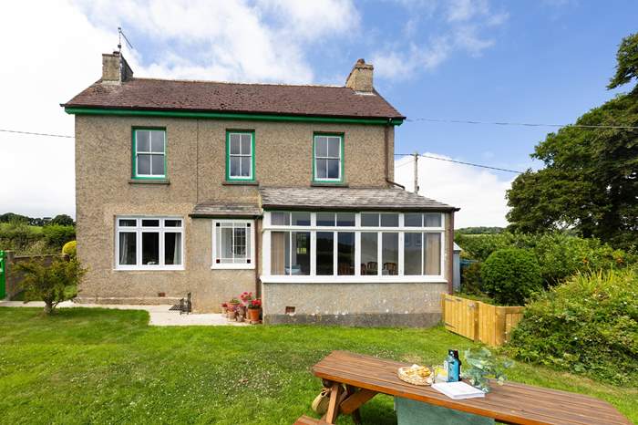 Norways Farmhouse is a 2 bedroom cottage with sea views in Mawnan Smith, South Cornwall.