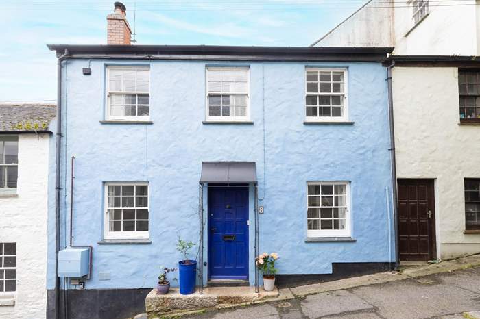 Little Blue is a 1 bedroom, dog friendly cottage near the sea near Falmouth, Cornwall.