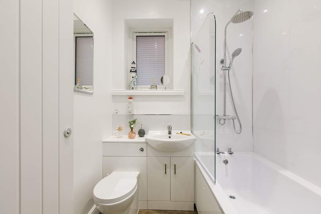 The sparkling bathroom.