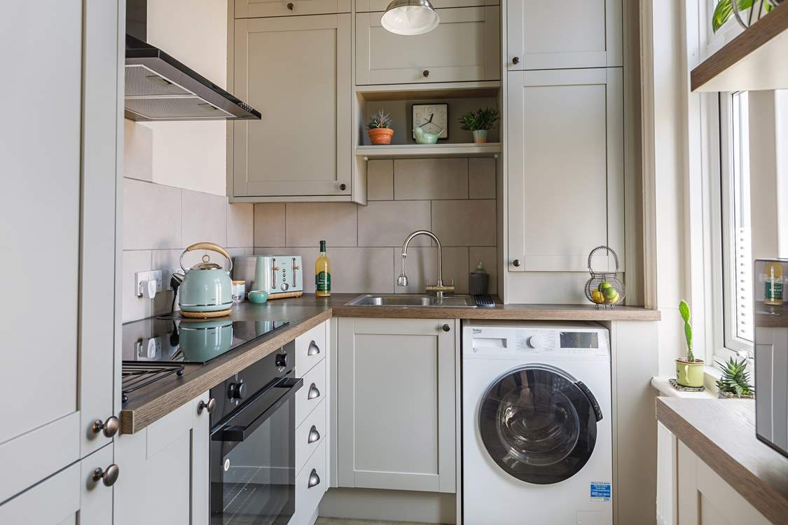 Great facilities in this compact, yet fully equipped kitchen space.