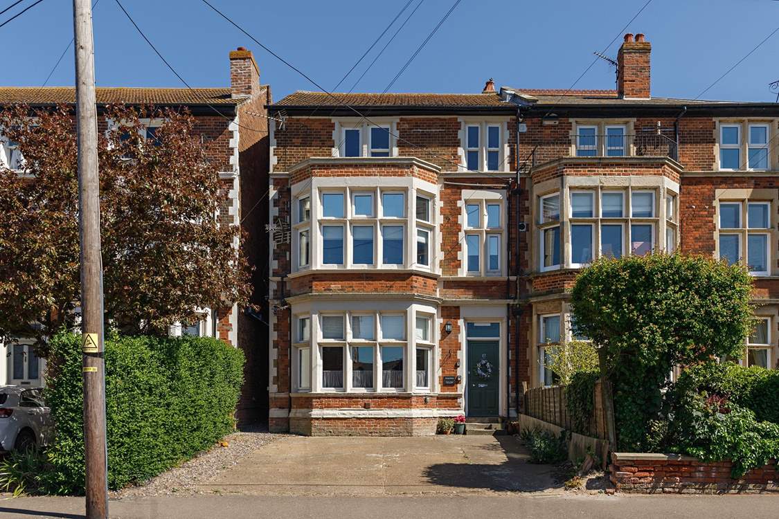 Beautiful blue skies over Sunset Skies, our fabulous first floor apartment in 'Sunny Hunny'.