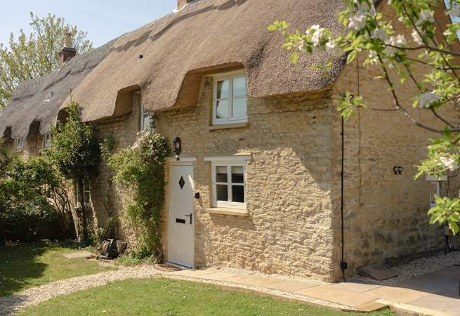 A pie crust roof graces this pretty cottage. 