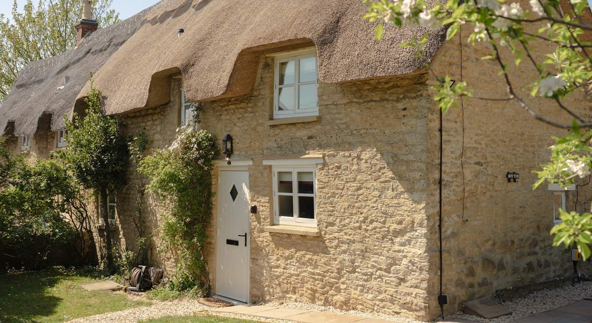A pie crust roof graces this pretty cottage. 