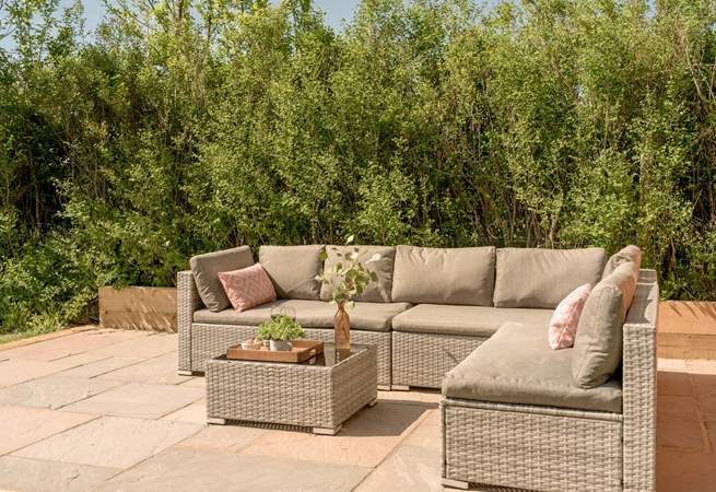 Enjoy an afternoon of relaxation on the raised patio, a real sun trap. 