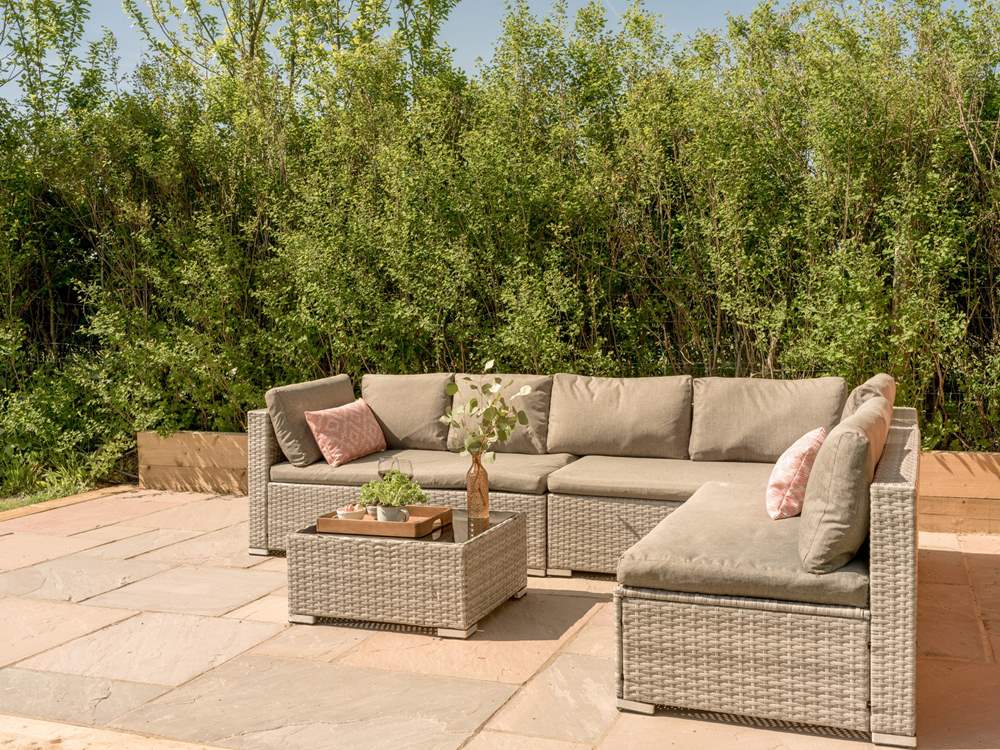 Enjoy an afternoon of relaxation on the raised patio, a real sun trap.