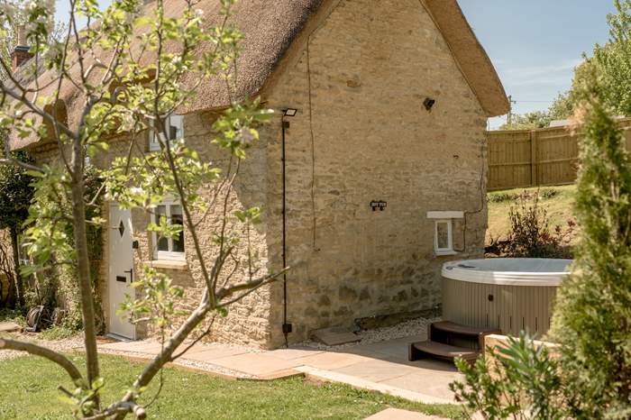 2 Old Turnpike Cottages is a 2 bedroom, dog friendly self catering cottage with hot tub near Chipping Norton.