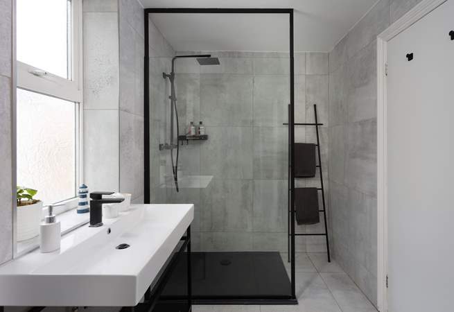 Plenty of room to wash the sand from your toes.