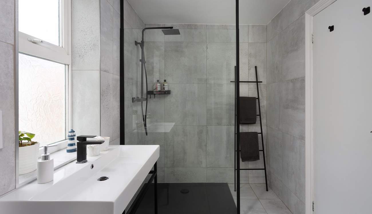 Plenty of room to wash the sand from your toes.