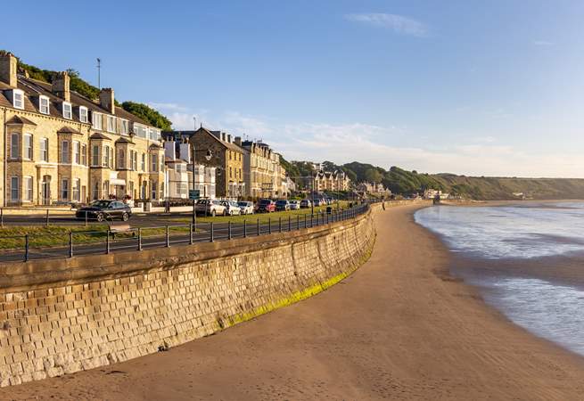 Beach Road in Filey runs parallel to the golden sands.