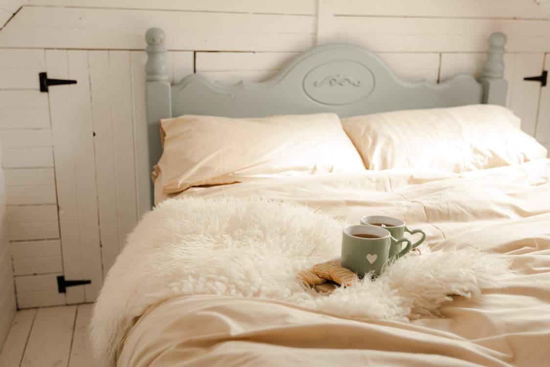 Start your day with a cup of tea in the sweet double bed.