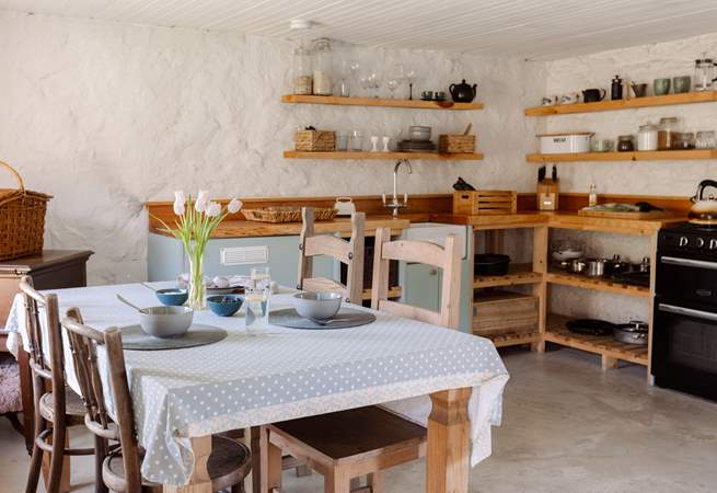 The off-grid kitchen is well-equipped for your time spent in nature. 