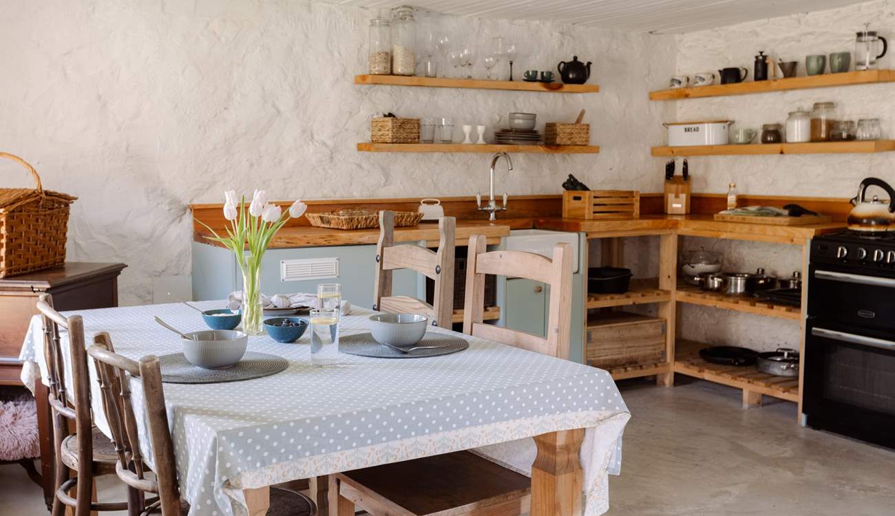 The off-grid kitchen is well-equipped for your time spent in nature. 