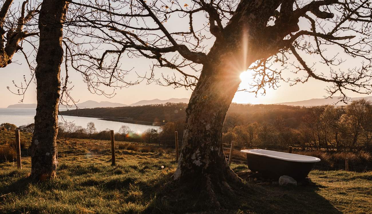 Relax in the outdoor bath and admire the sea views.