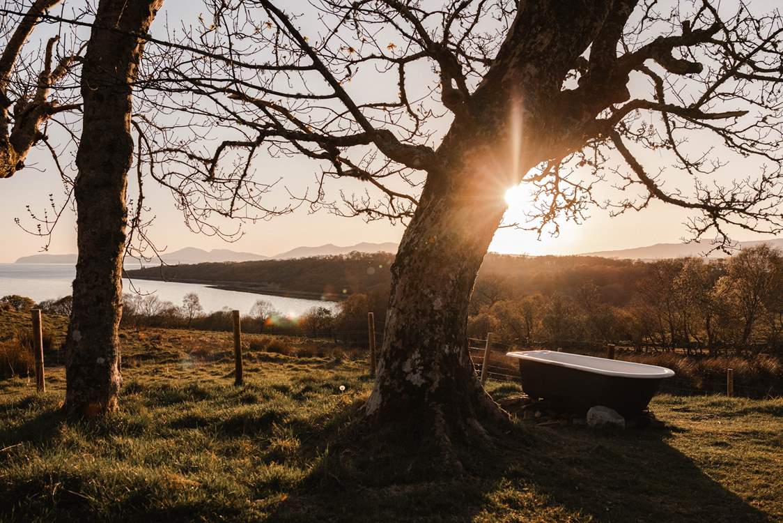 Relax in the outdoor bath and admire the sea views.