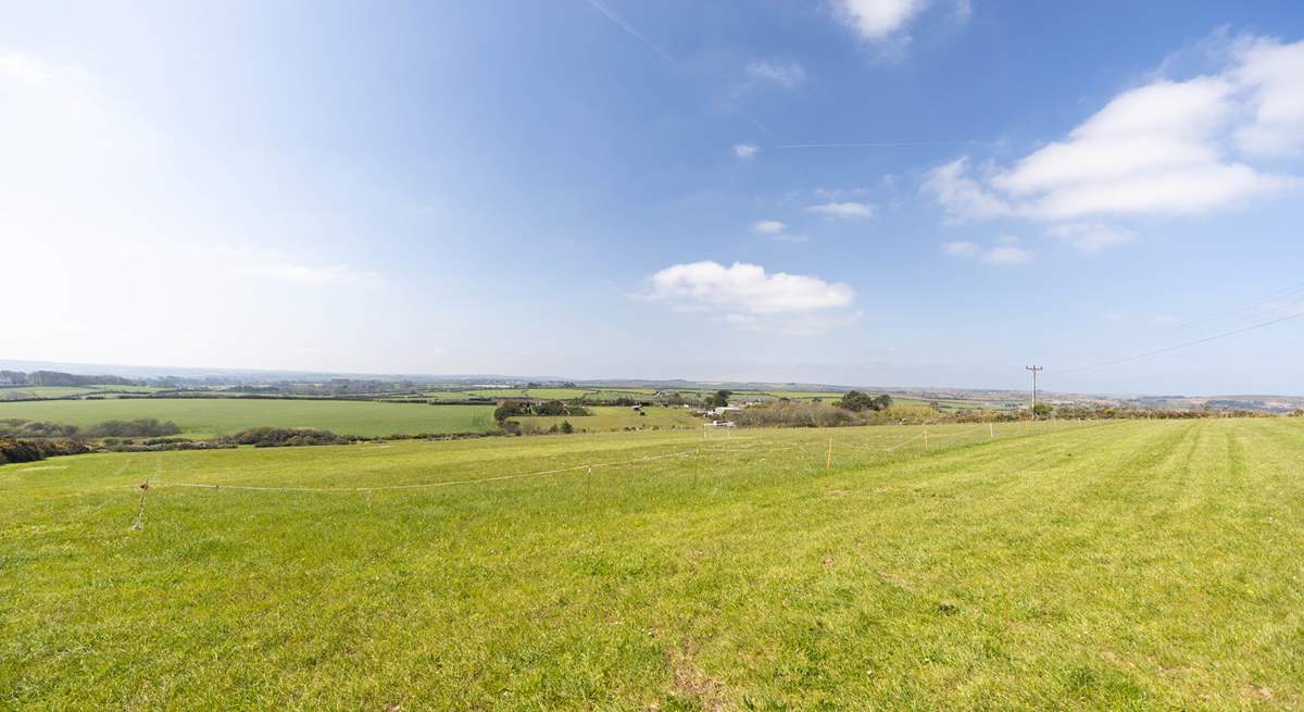 Although this cottage does not have a garden, it is surrounded by beautiful fields owned by the hosts. You are most welcome to pack a picnic and enjoy the sea views less than a minute's walk from the property.  