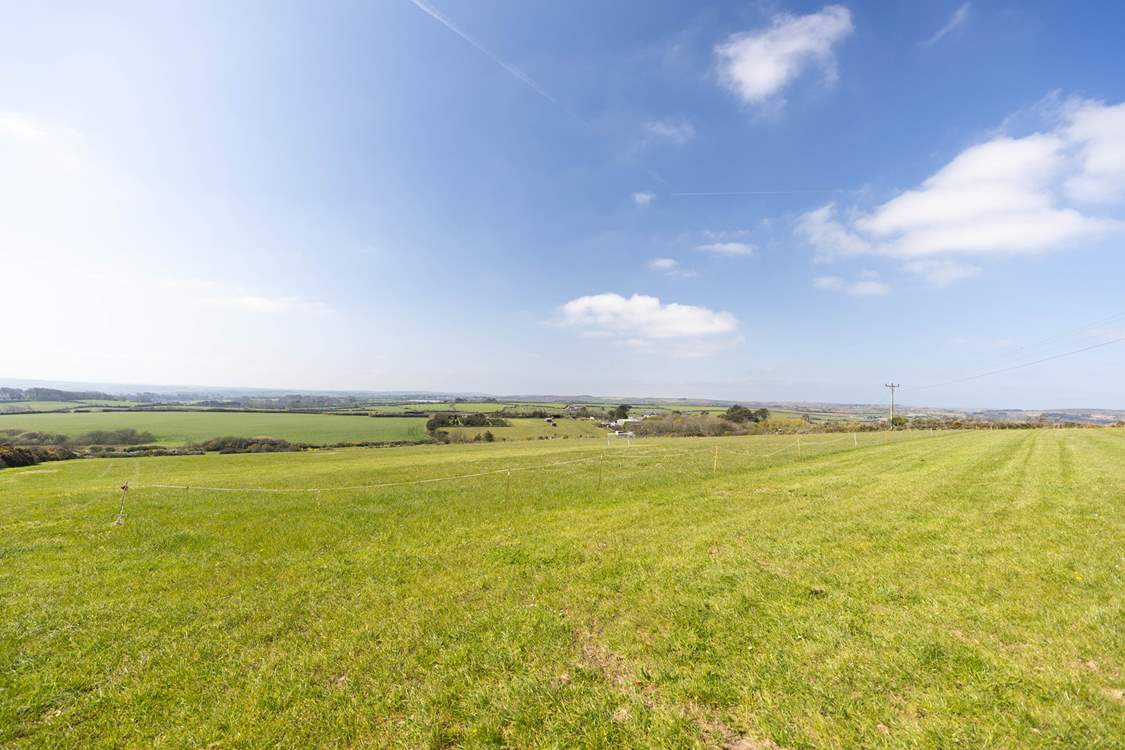 Although this cottage does not have a garden, it is surrounded by beautiful fields owned by the hosts. You are most welcome to pack a picnic and enjoy the sea views less than a minute's walk from the property.