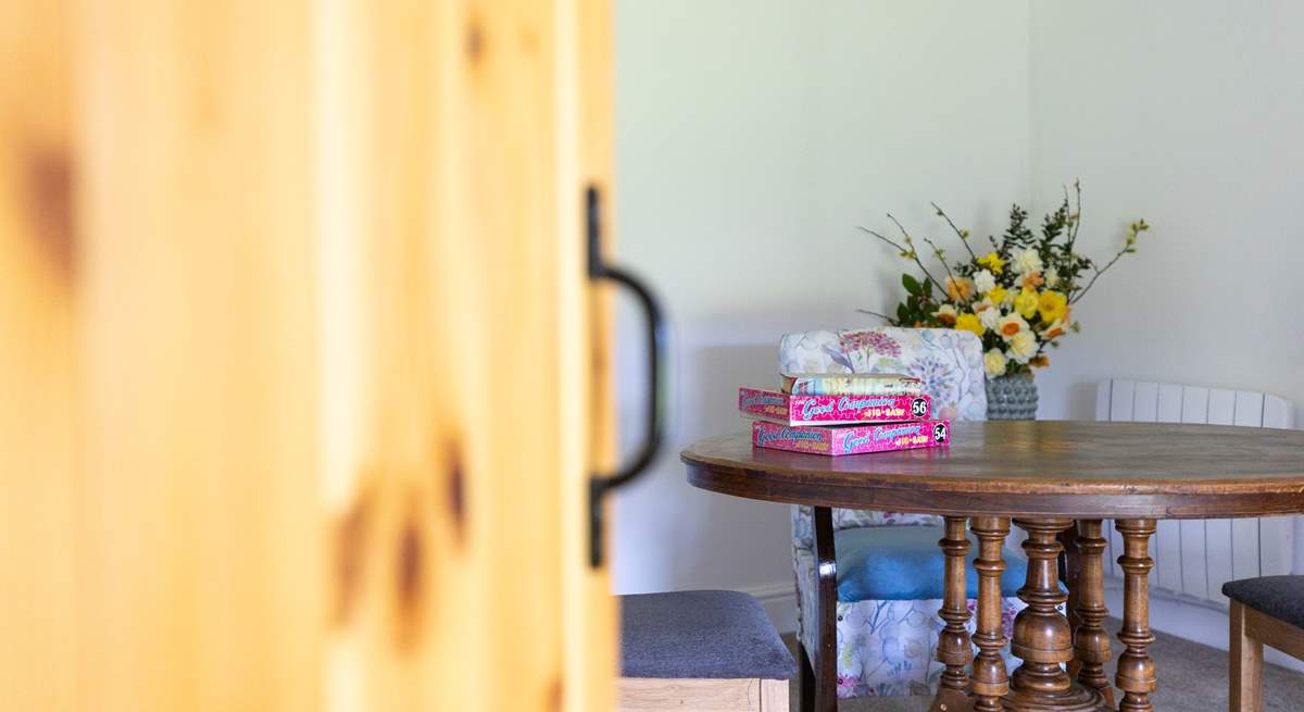The snug, delightfully equipped with vintage games.